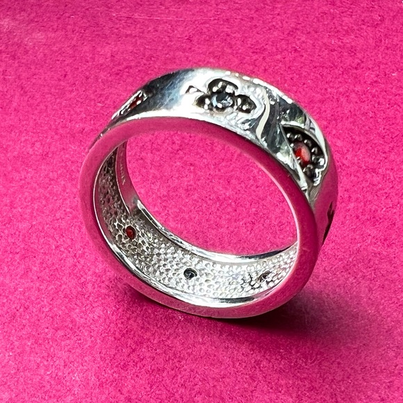 Playing card ring, solid 925 silver band w/ red and black gemstones all around. - Picture 5 of 12